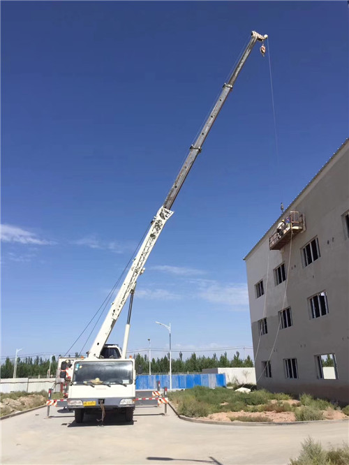 清苑区“轻装强干”—— 吊车的 “轻量化臂架” 技术